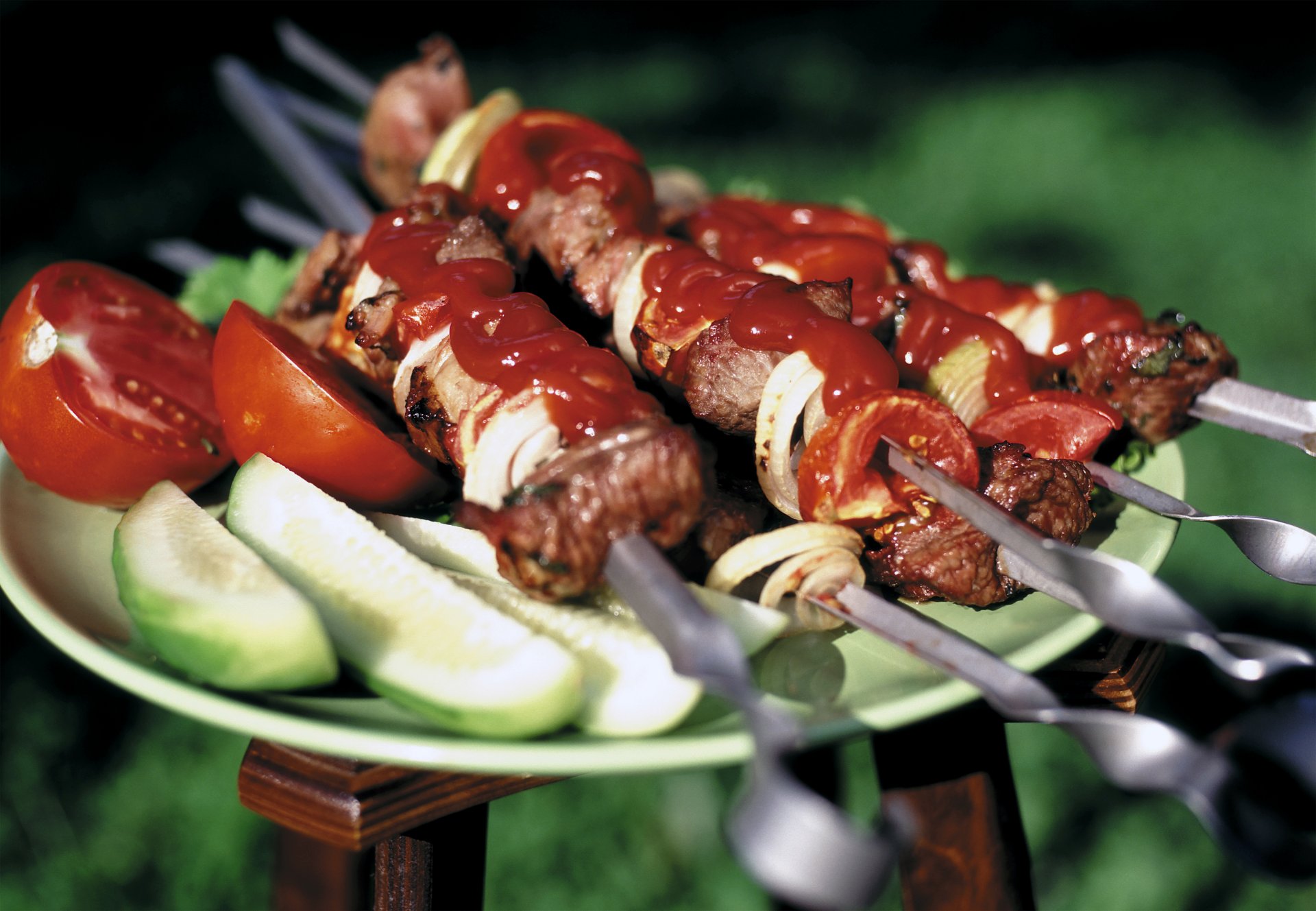 essen schaschlik fleisch ketchup gemüse gurken tomaten spieße