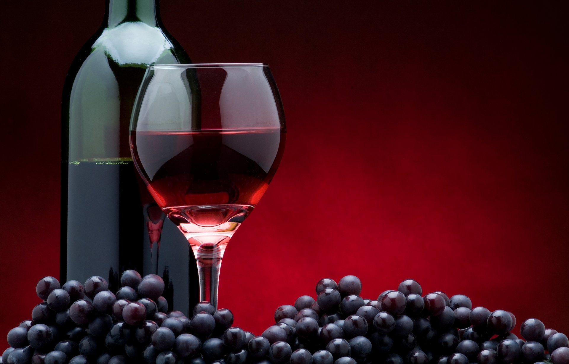 wein rot trauben flasche weinglas glas dunkler hintergrund