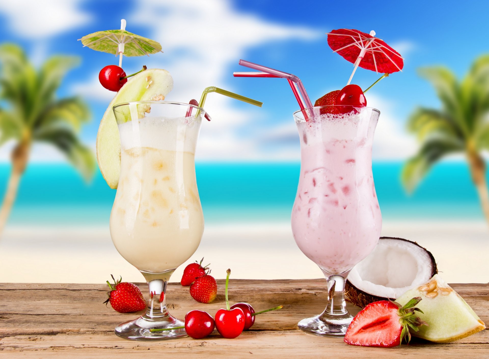 cocktail smoothies obst gläser im sommer essen erdbeeren kirschen kokosnuss melonen sommer