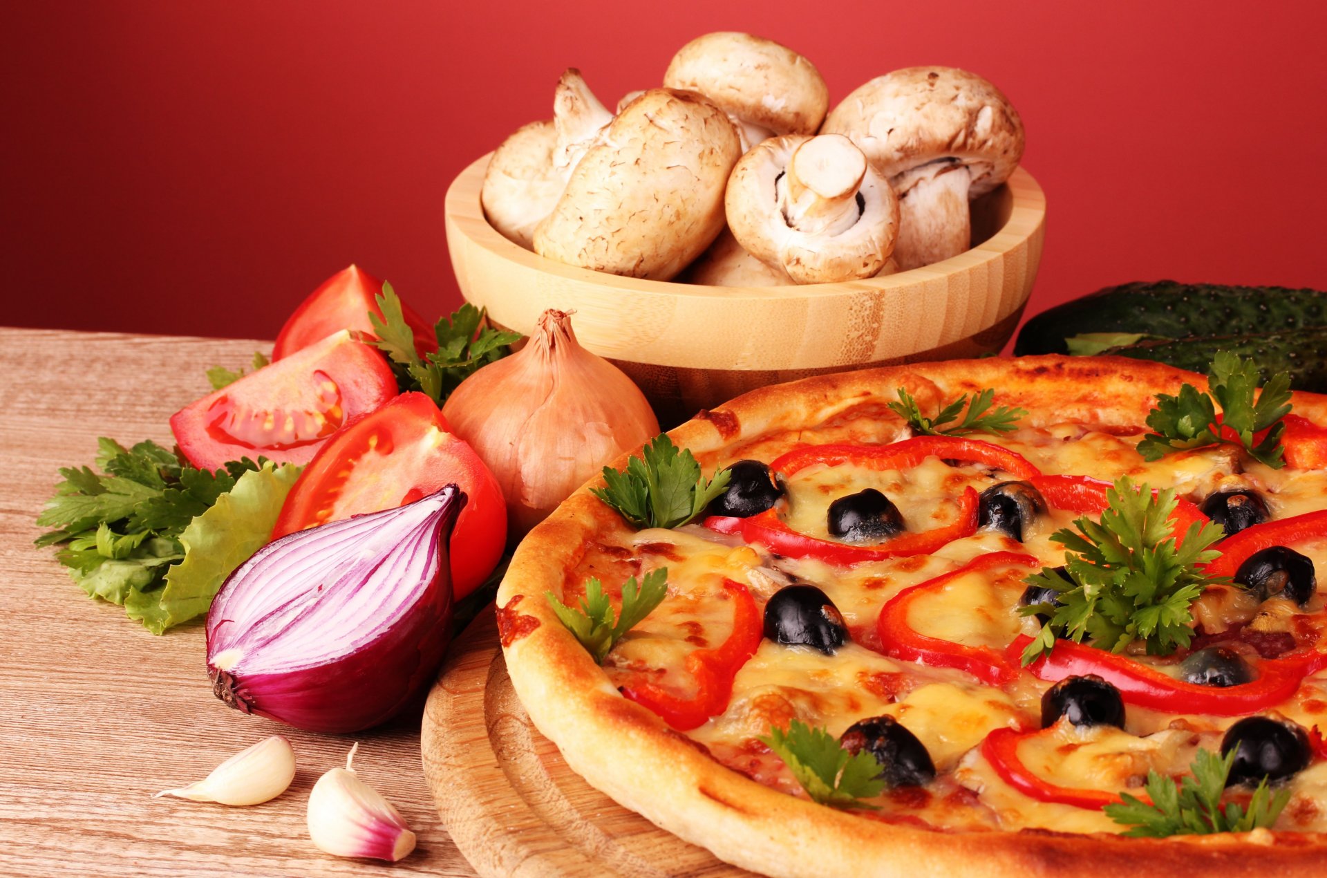 pizza pieczarki pieczarki czosnek pietruszka oliwki papryka cebula pomidory martwa natura