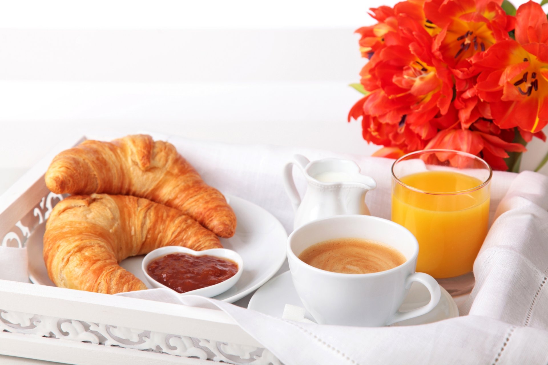 frühstück bagels croissants teller saft orange marmelade kaffee cappuccino milch tasse glas blumen tulpen