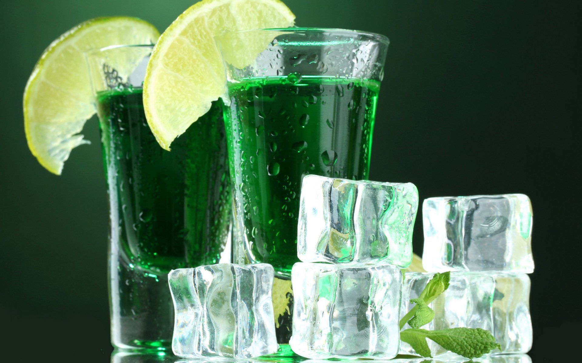 cóctel mojito bebida limón menta lima trozos de hielo fresco hielo vaso vaso gotas verano