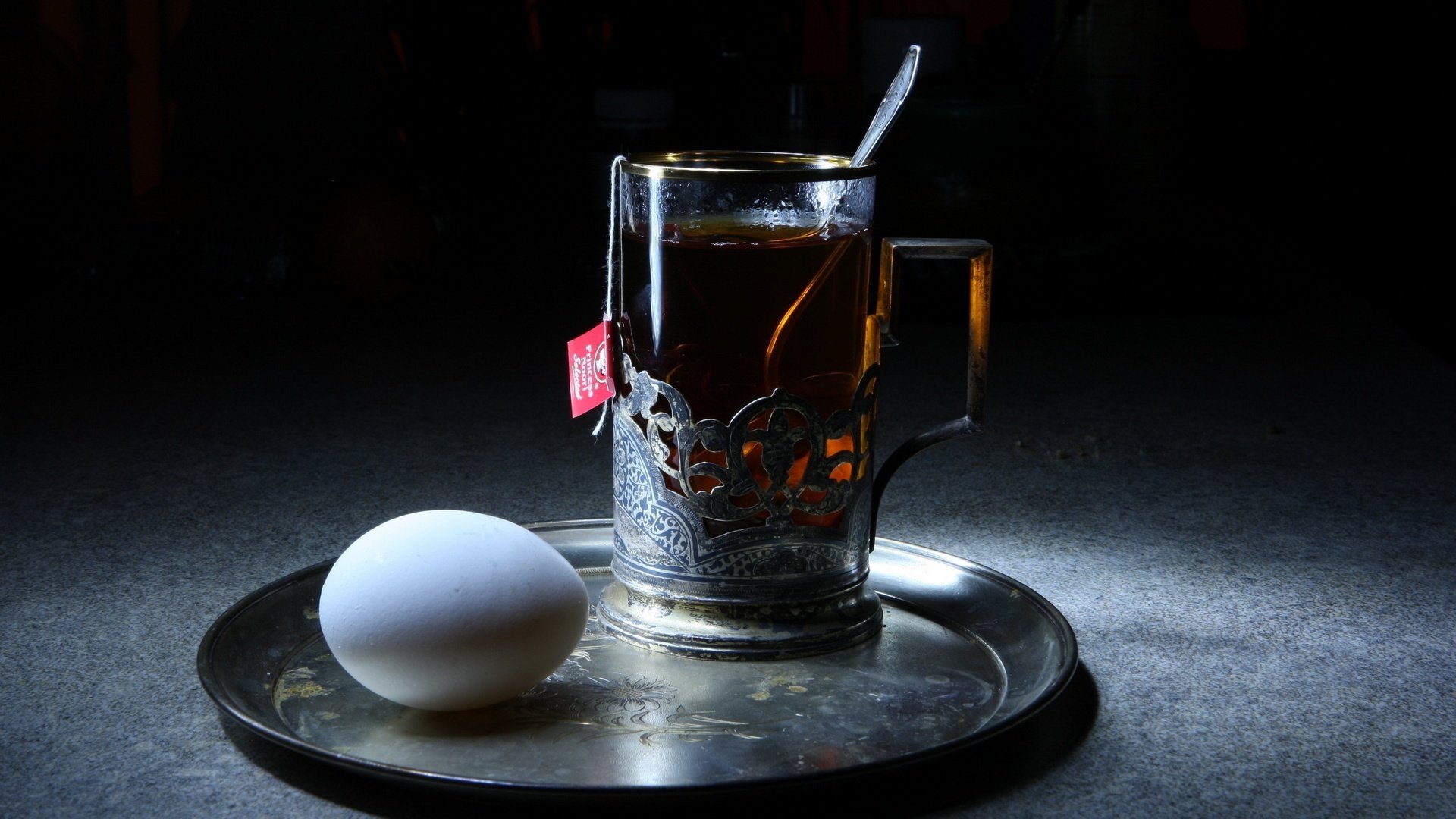 fondo vaso té infusor bolsita de té cuchara bandeja huevo comida portavasos plata patrones macro