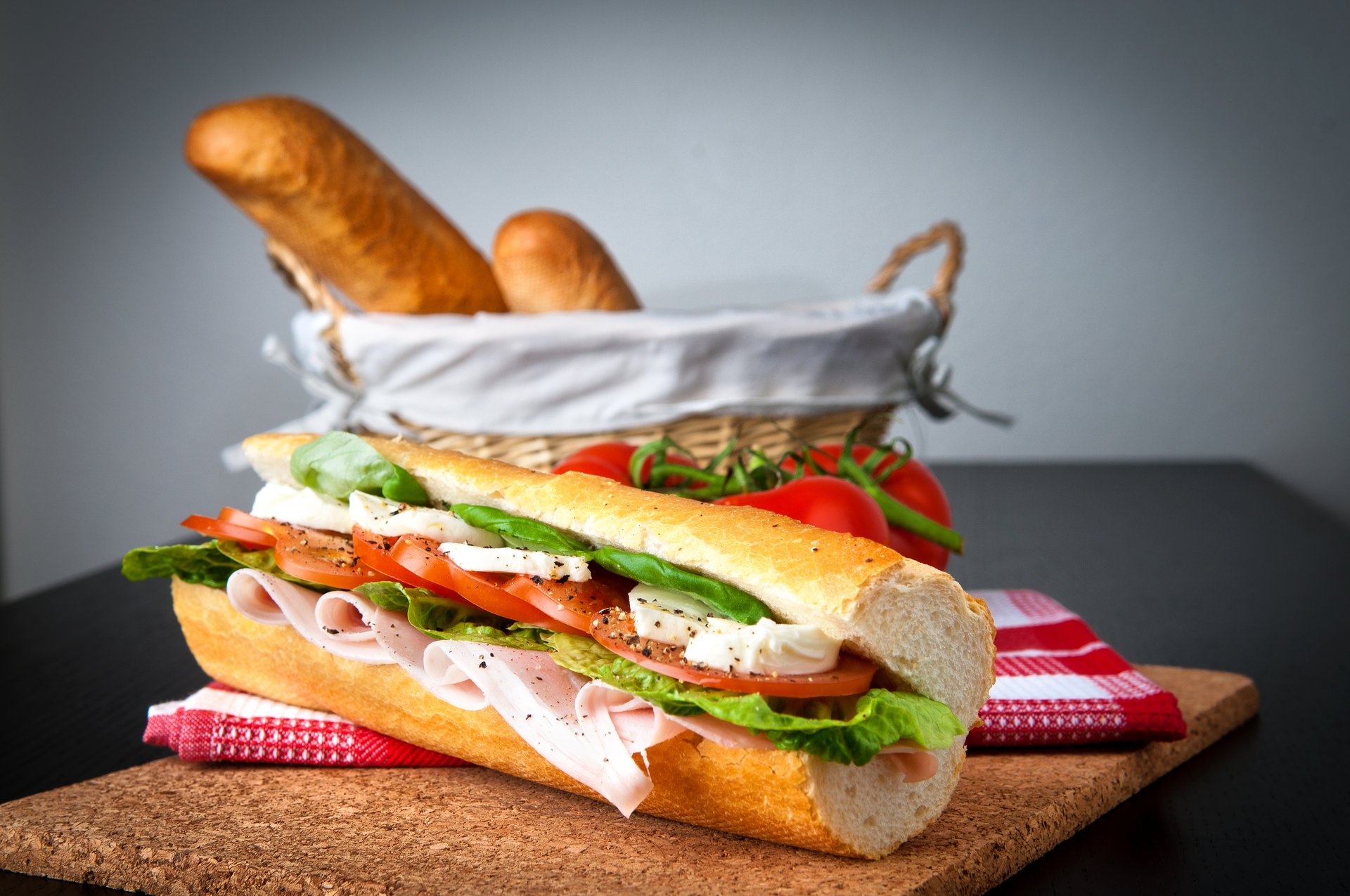 teller brot salat tomaten schinken käse korb