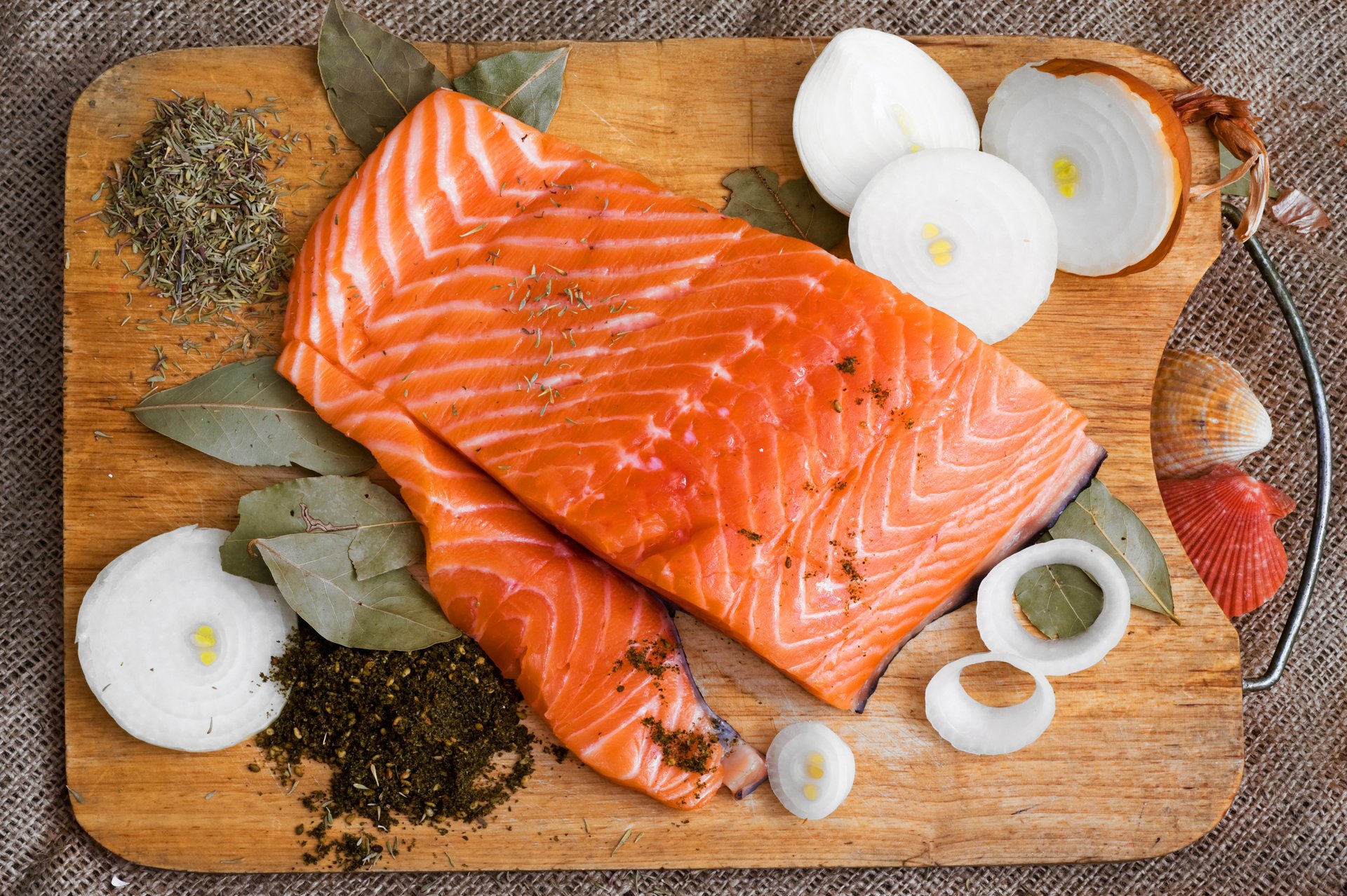 poisson épices planche oignon feuille de laurier anneaux