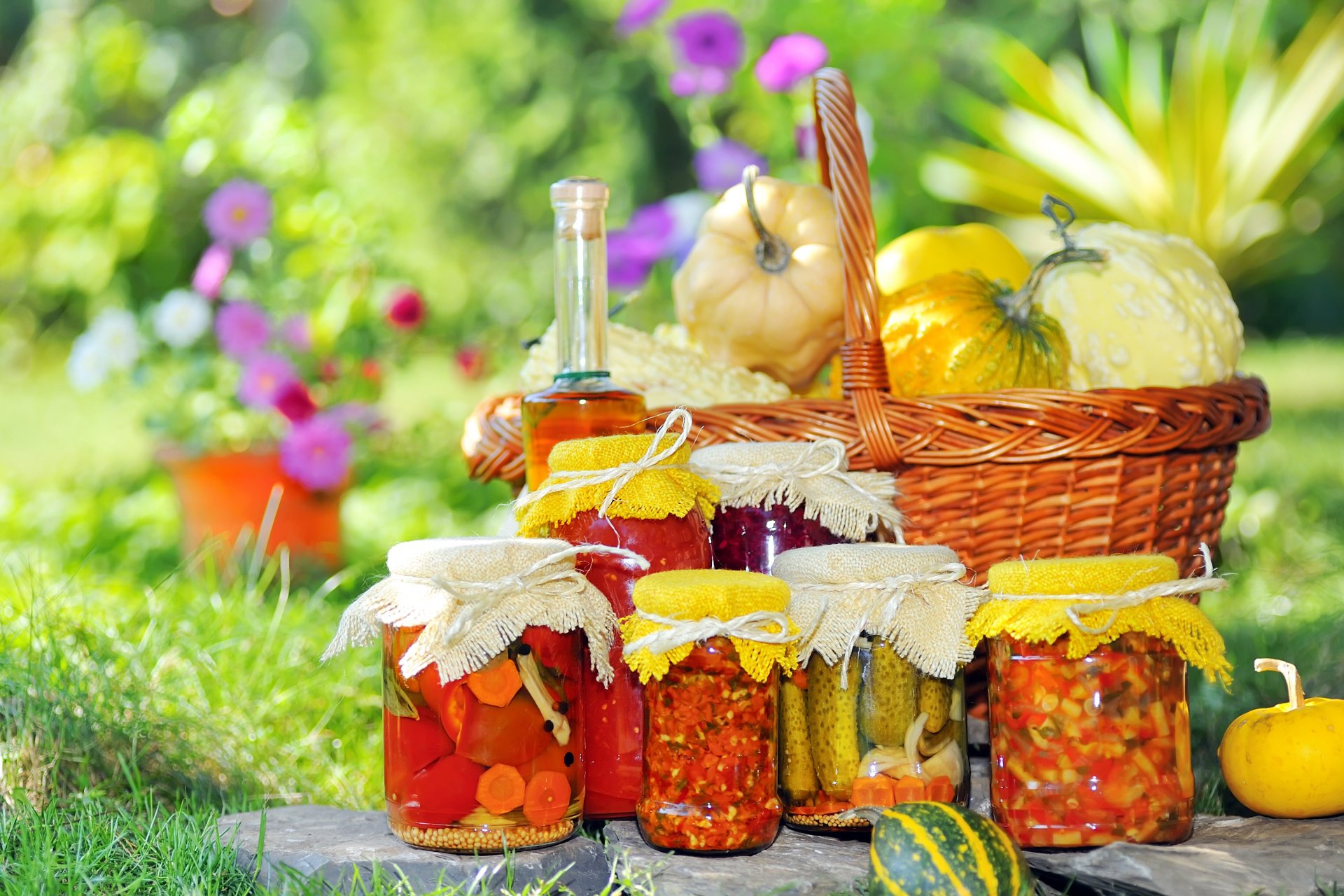 panier pots bouteille huile herbe fleurs pot raznosoli concombres tomates carottes lecho citrouilles appétissant