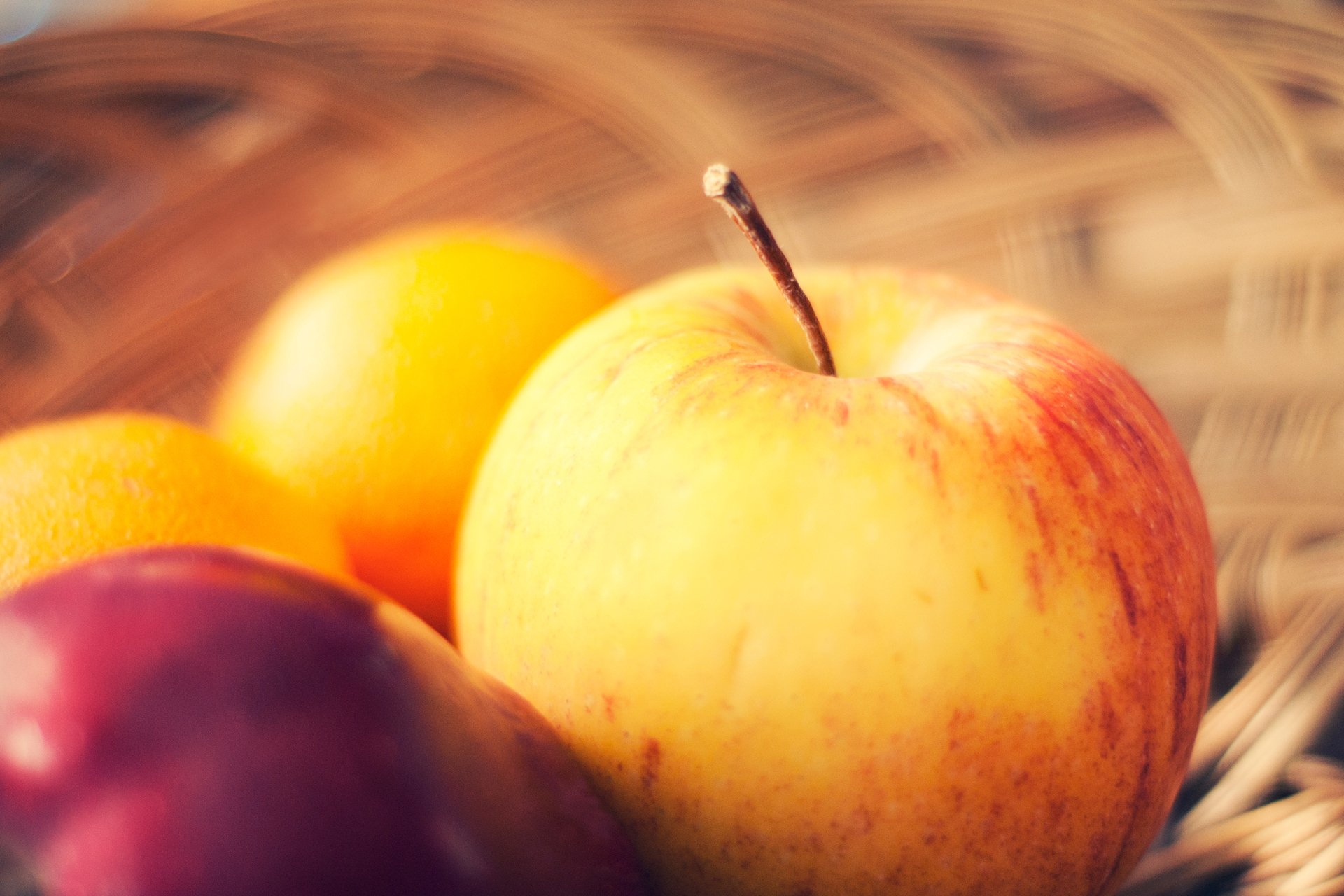 frutas manzanas cesta romero