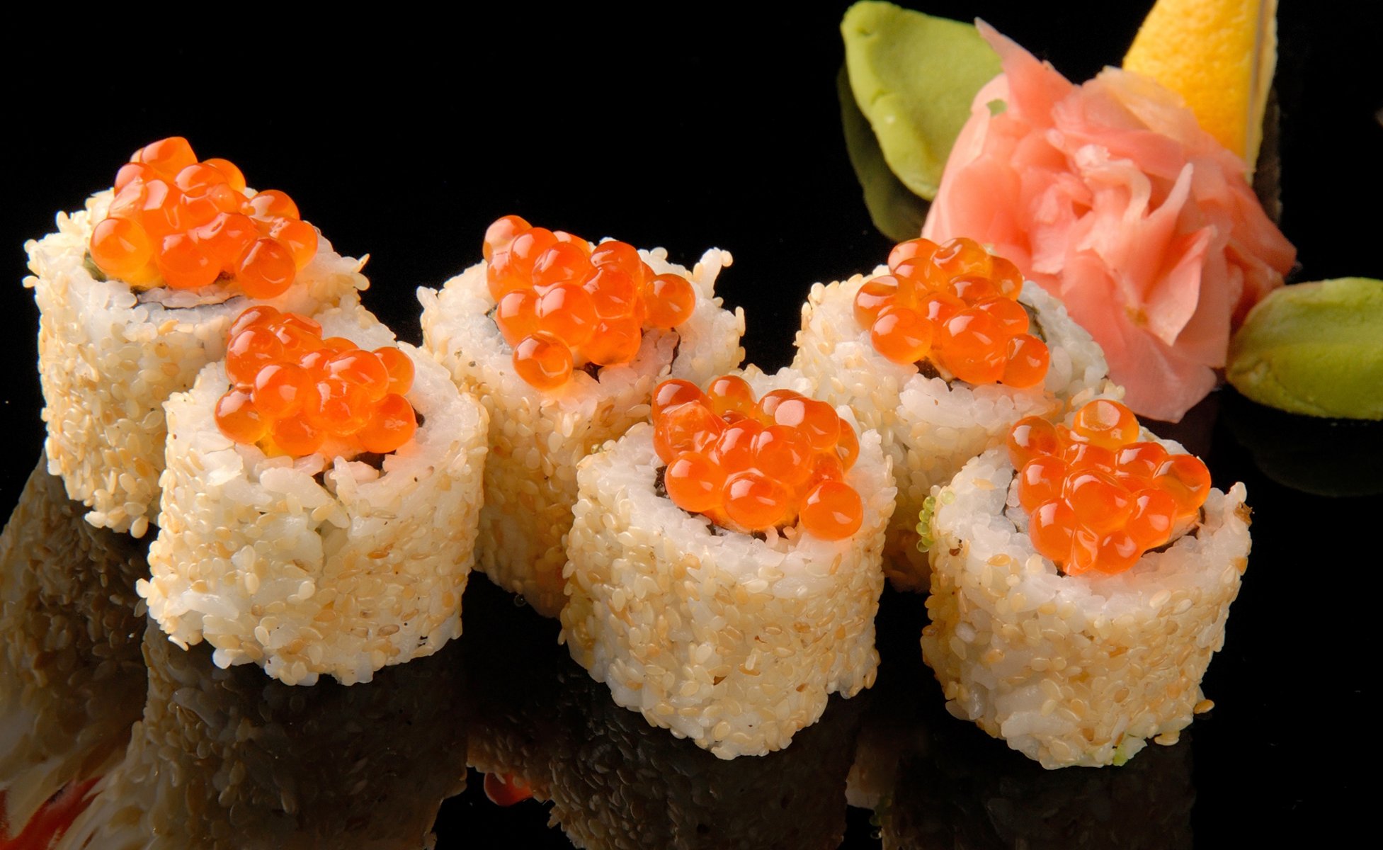 sushi brötchen reis kaviar rot wasabi zitrone