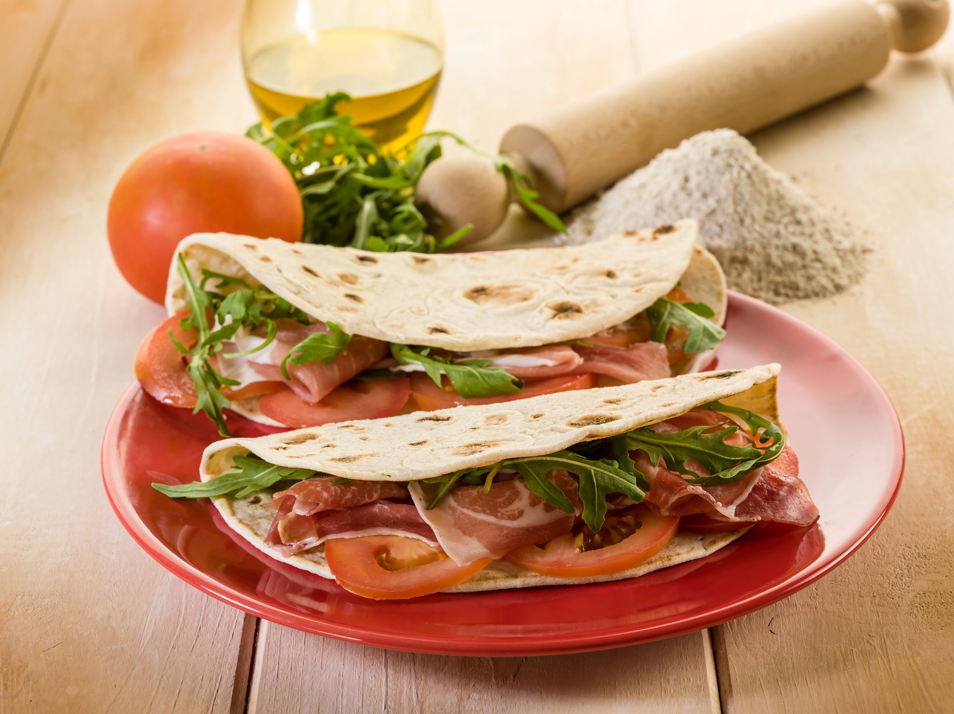 assiette pita tomates viande légumes verts farine rouleau à pâtisserie