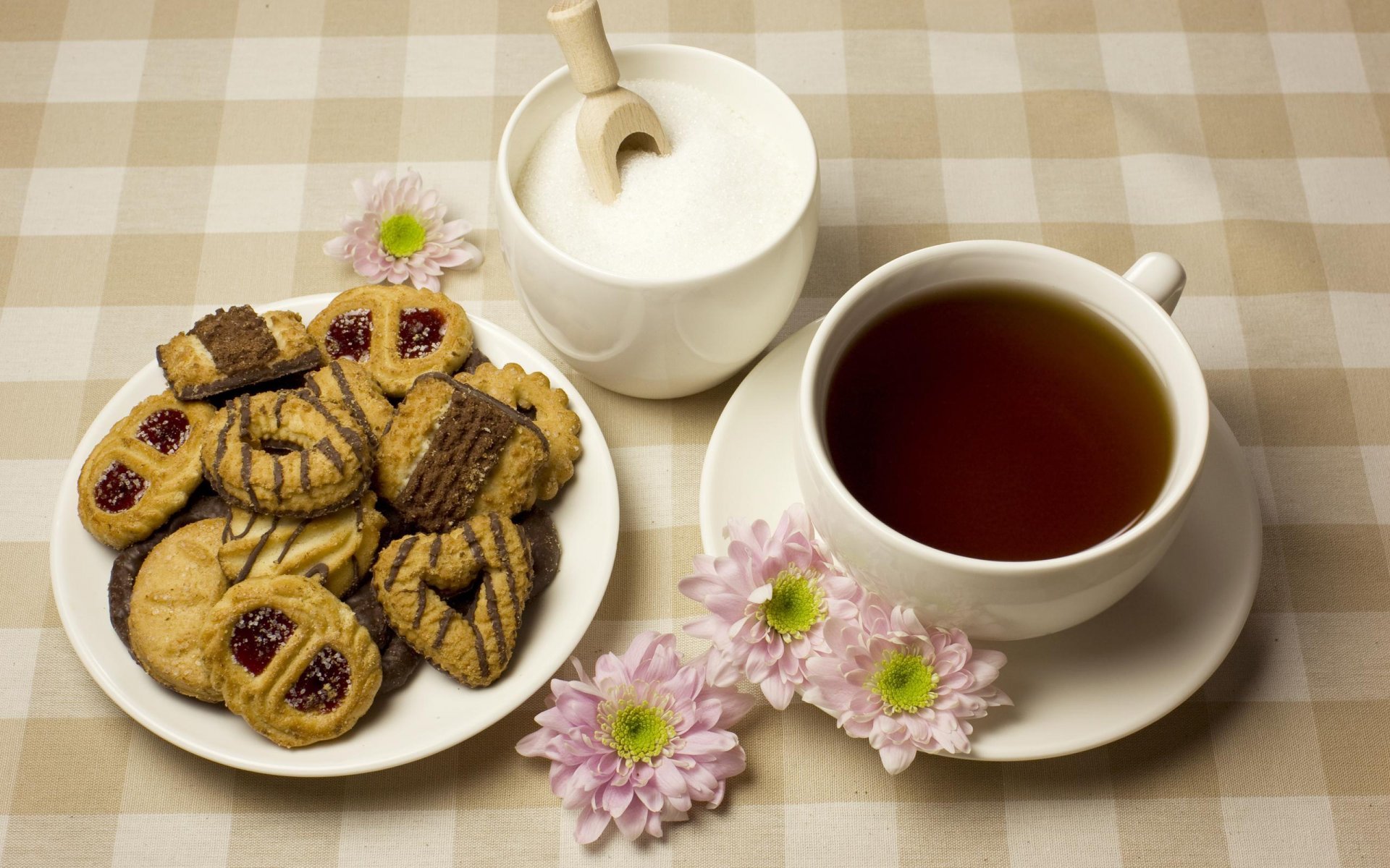 galletas té taza platillo flores azúcar