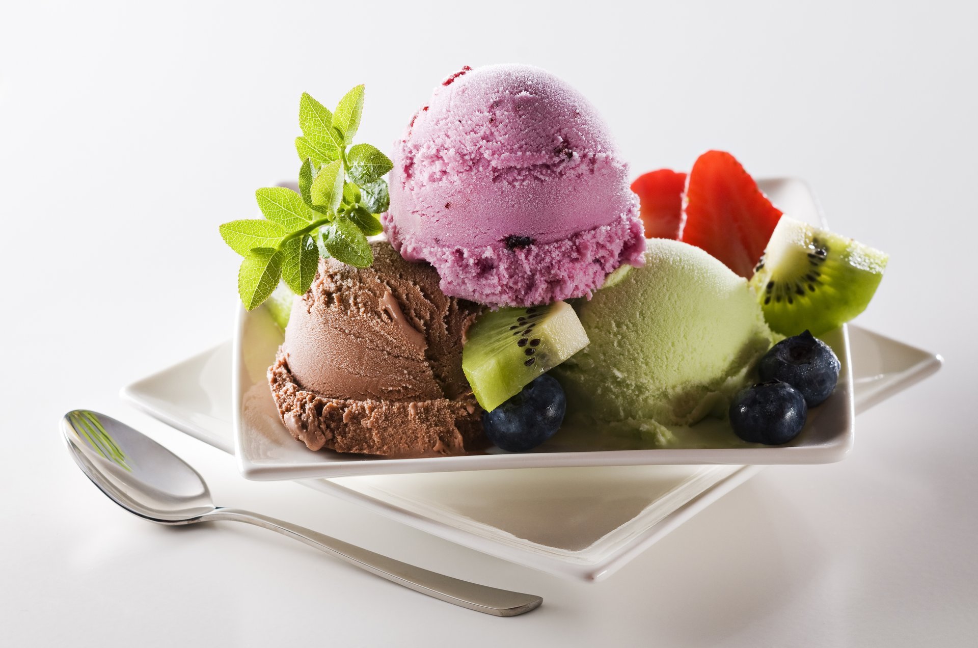 gelato dolce dessert palle bacche fragole mirtilli kiwi