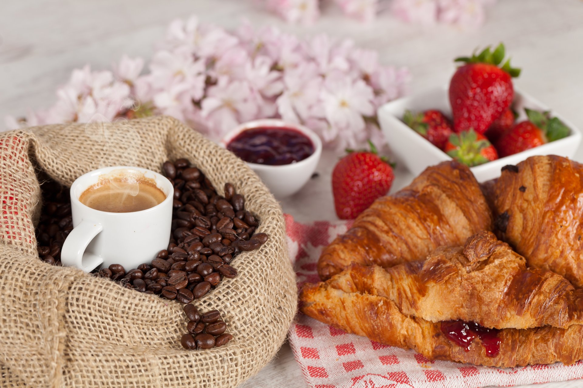 café desayuno taza bebida bolsa granos croissants bagels mermelada mermelada fresa flores