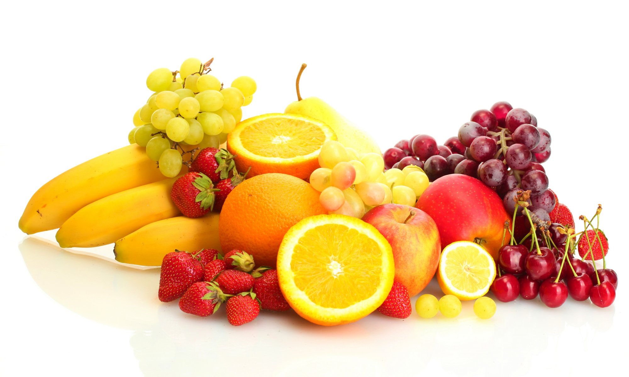 frutas bayas fresas plátanos uvas naranjas manzanas cerezas cerezas pera limón fondo blanco