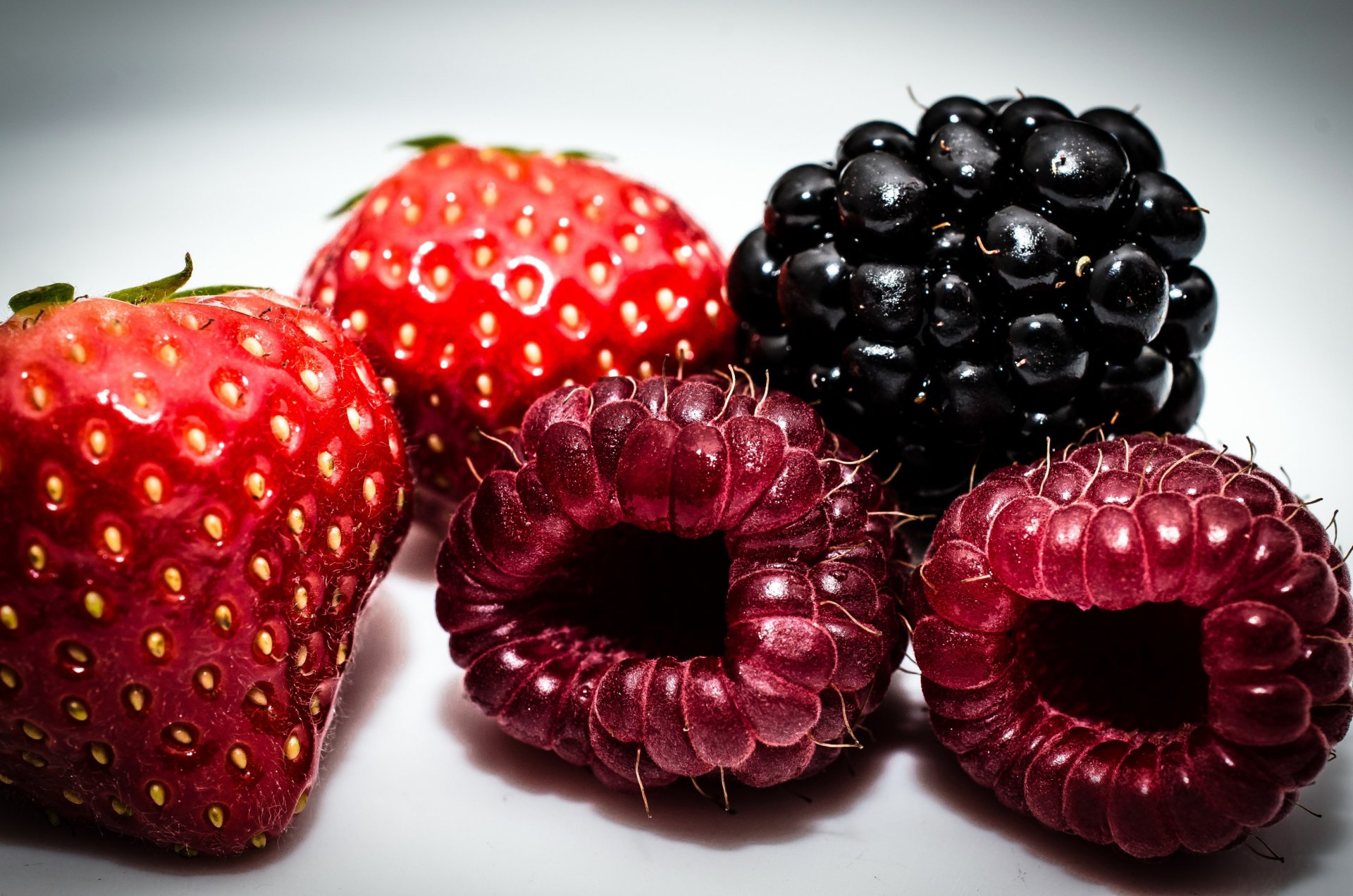 fraises framboises mûres baies gros plan