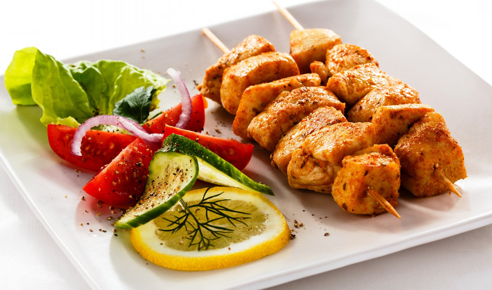 brochettes viande concombres tomates citron oignon salade assiette