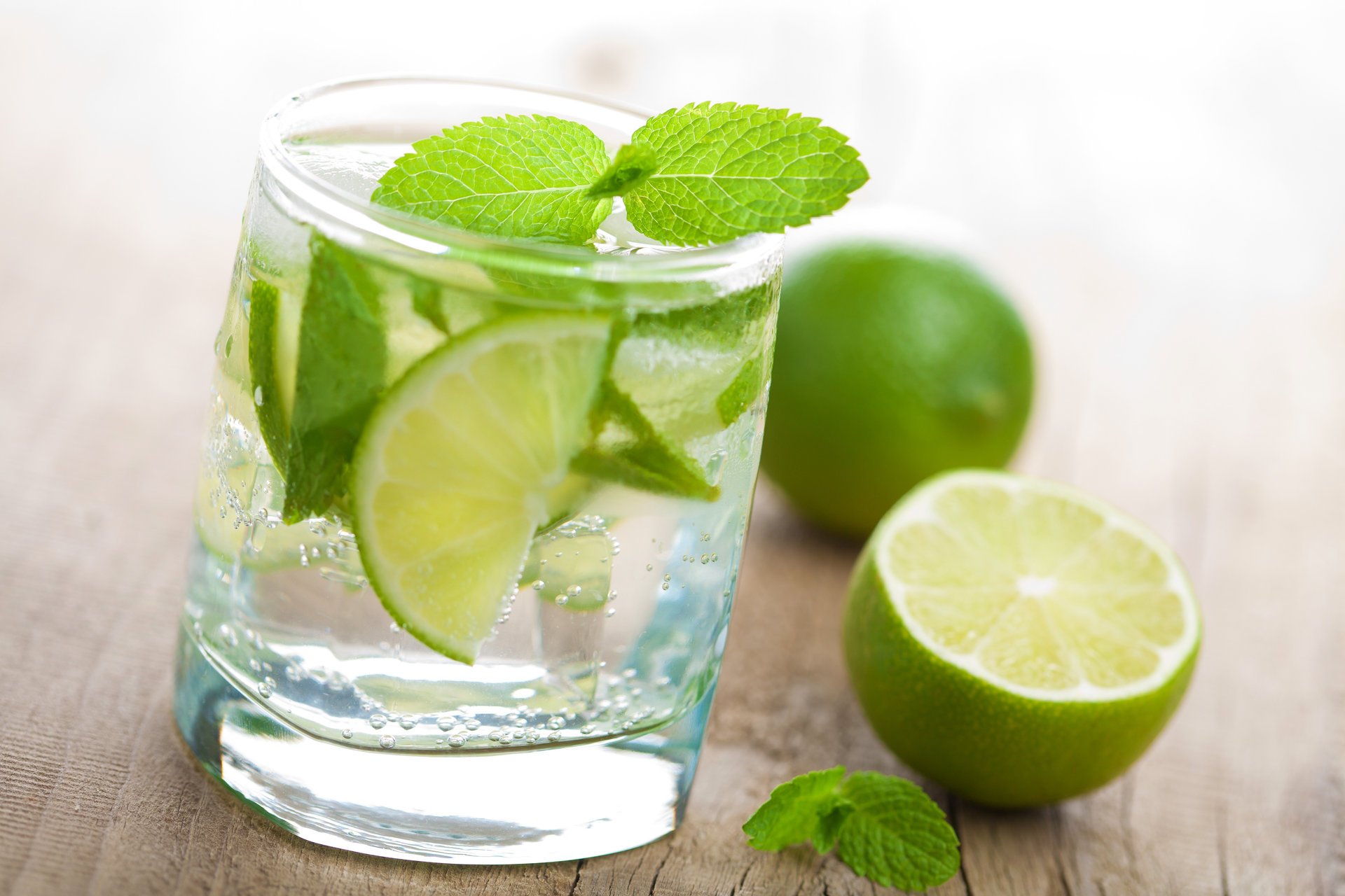 verre eau citron vert menthe frais