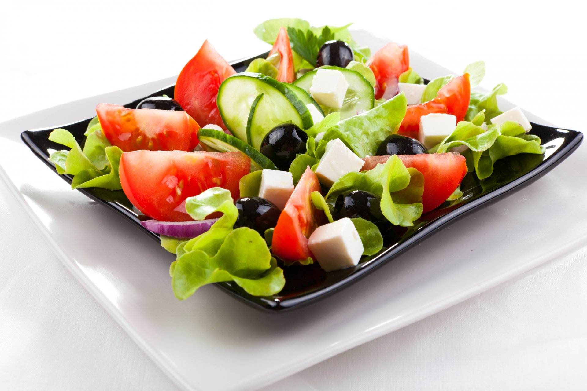 salade grecque olives tomates concombres fromage oignon laitue assiettes