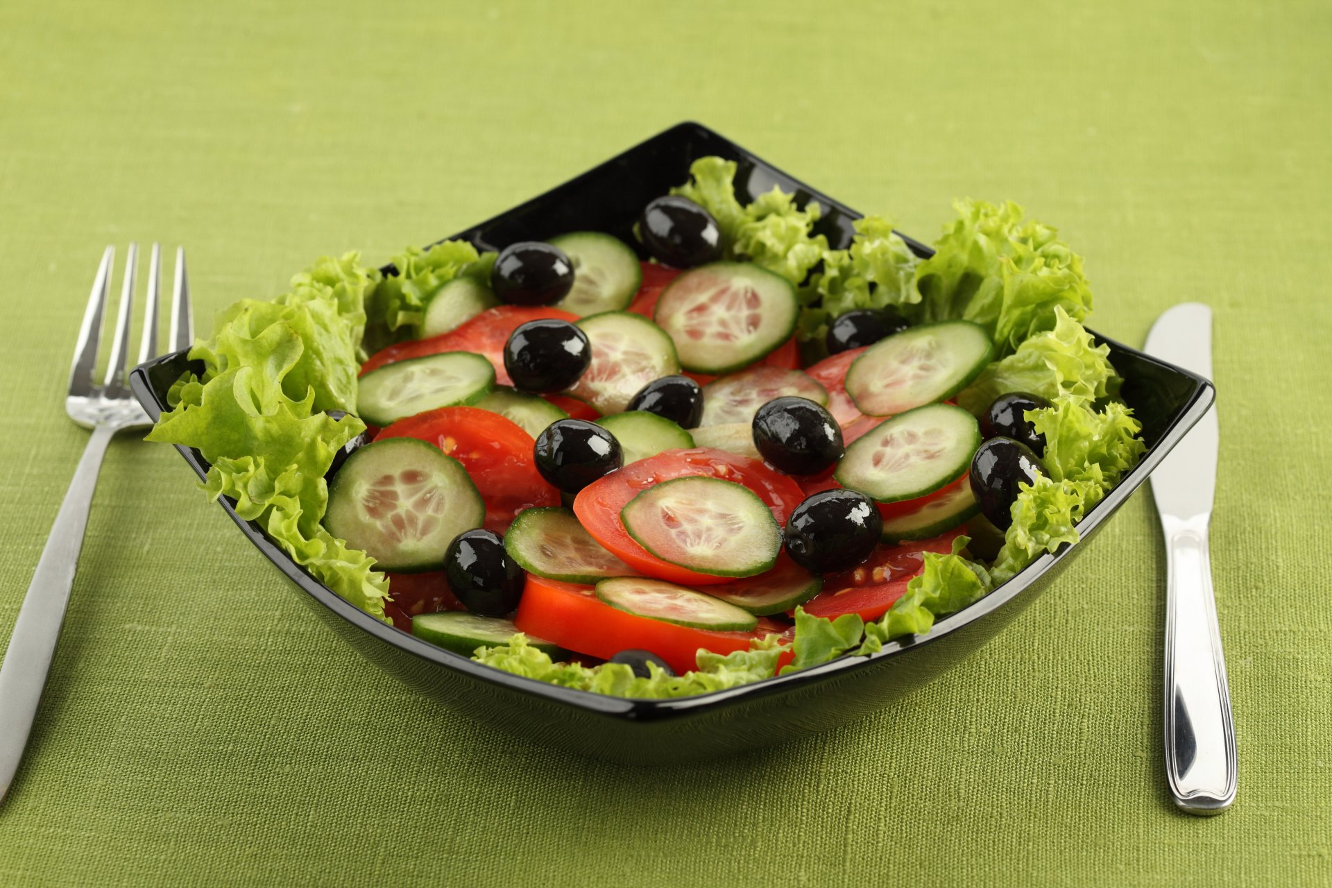 comida ensalada cuchillo tenedor plato tomates pepinos aceitunas