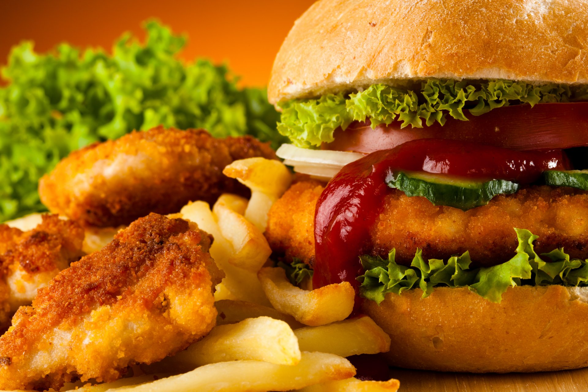 comida rápida hamburguesa papas fritas nuggets de pollo