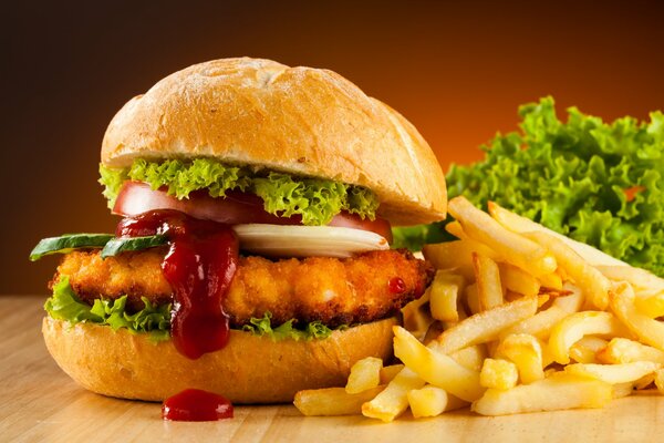 Burger avec une côtelette juteuse, des légumes frais, une délicieuse sauce et une feuille de laitue. Frite