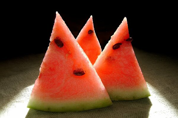 Rebanadas triangulares de sandía en un plato blanco