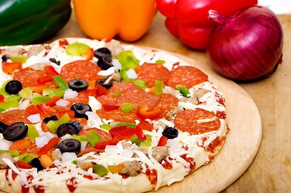 Délicieuse pizza juteuse aux poivrons, champignons et olives