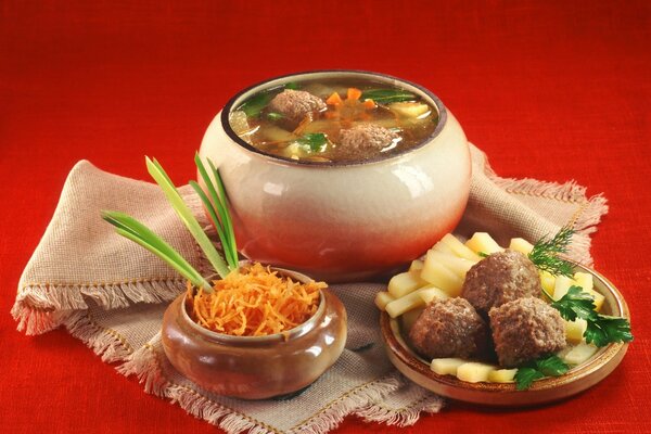 Déjeuner russe de soupe et de pommes de terre avec des boulettes de viande