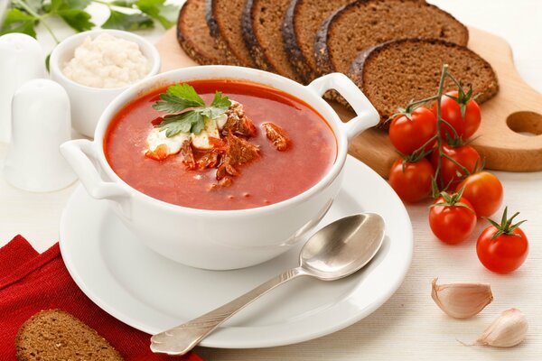 Borsch ml di panna acida, fette di pane di segale e aglio