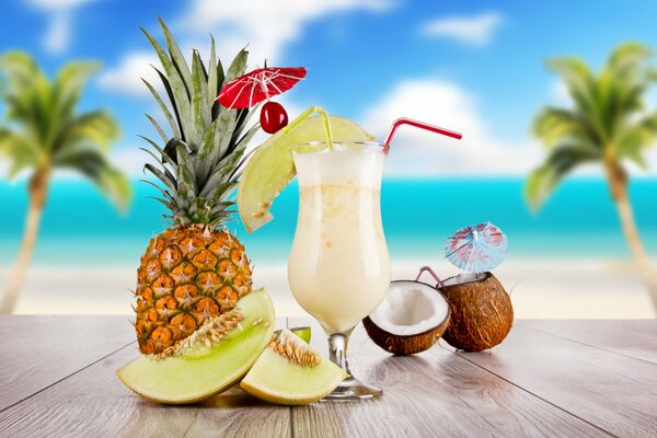 Sommercocktail am Strand mit Trinkhalm