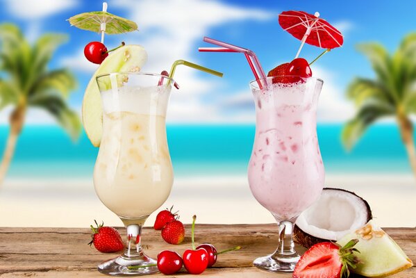 Smoothies aux fruits d été aux fraises et aux cerises