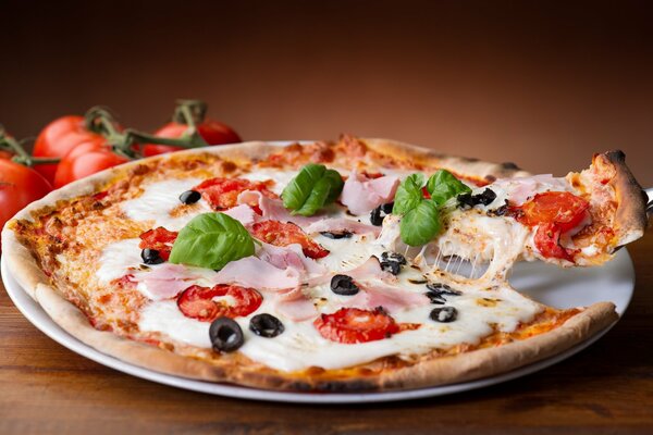 Pizza savoureuse aux olives, tomates et fromage à la crème