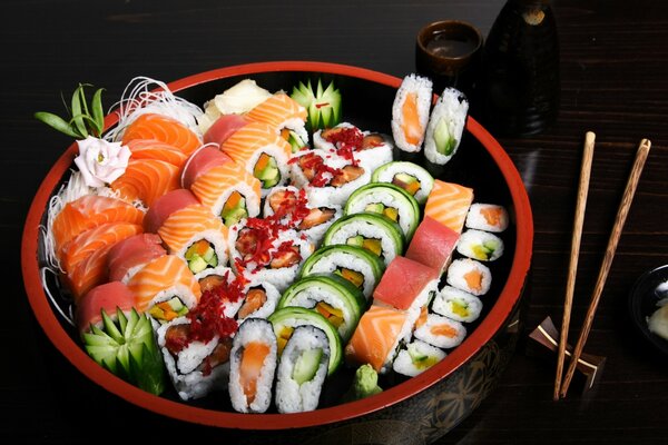 Sushi surtido y rollos de mar comestibles