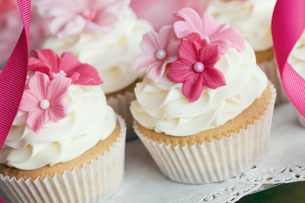 Cupcakes sucrés avec décoration de crème