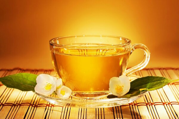 Tasse de thé au jasmin sur une soucoupe