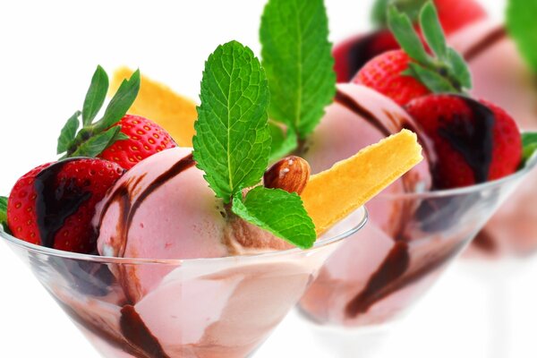 Postre helado con fresas, chocolate y menta