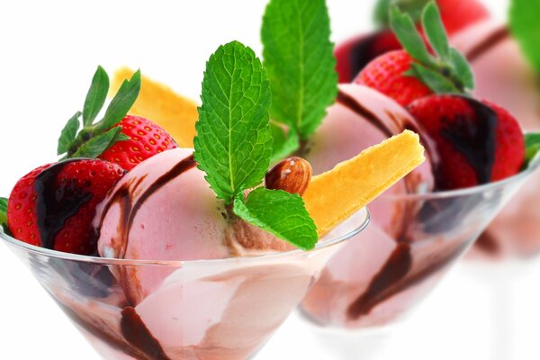 Dessert à la crème glacée aux fraises, au chocolat et à la menthe