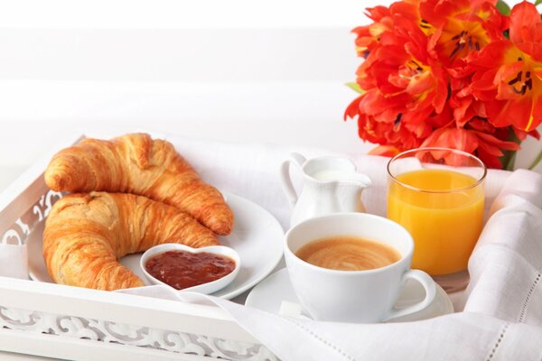 La mañana perfecta es un fresco recién exprimido, un croissant y una taza de café