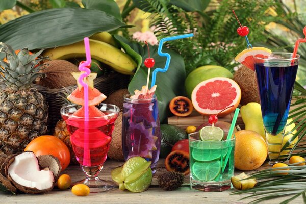 Vibranti cocktail esotici di frutta