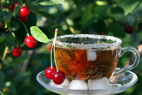 Tazza di tè profumato con ciliegie