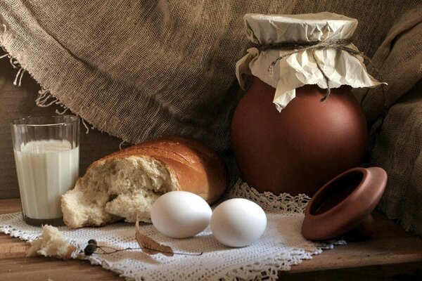 Hausgemachtes Brot mit Eiern und Milch