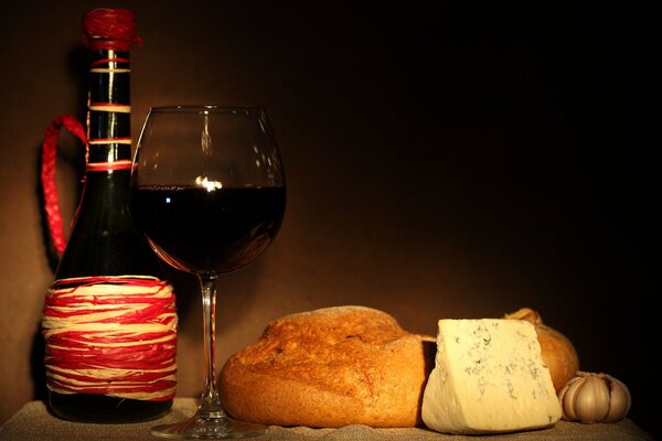 Gedämpftes Stillleben mit einem Glas Wein und Brot