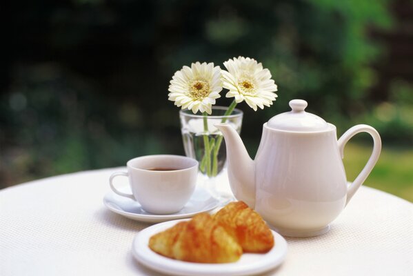 Angenehmes Teetrinken in der Natur mit Blumen