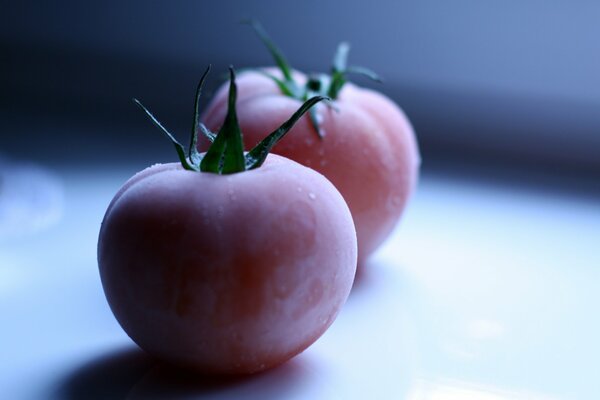 Zwei gefrorene ganze Tomaten