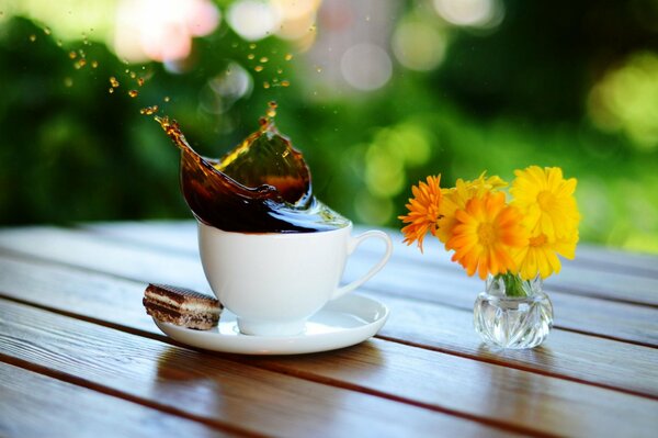 Kaffee-Spritzer aus einer schneeweißen Tasse