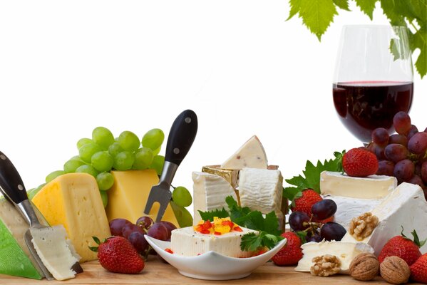 Vin rouge combiné avec du fromage, des noix et des fruits