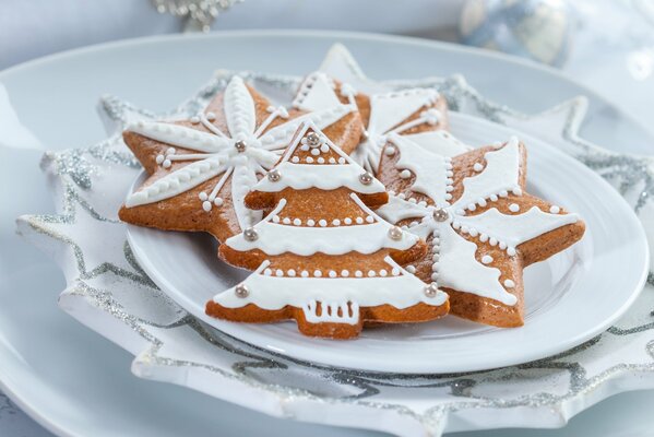 Biscuits de Noël en forme d arbres de Noël et d étoiles