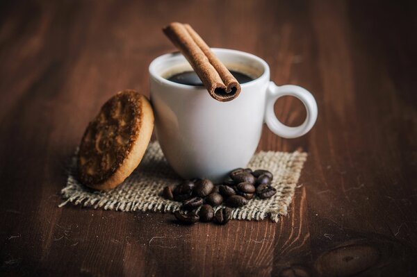Taza de café con canela y galletas