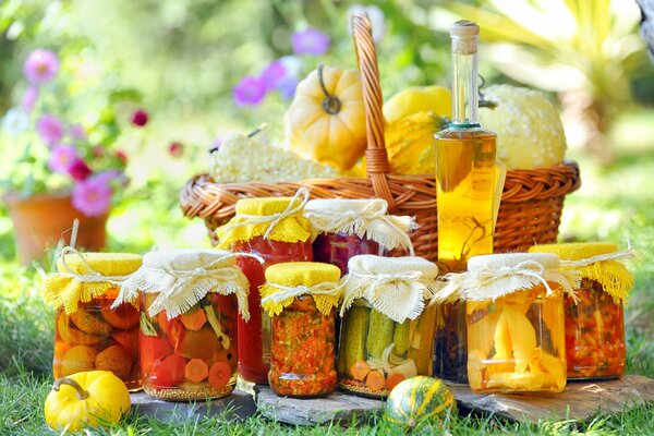 Zakatki pour l hiver, des pots roulés avec des concombres, des tomates