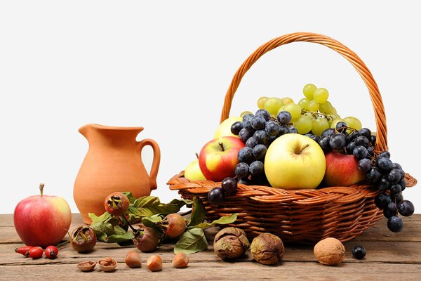 Корзина фруктов с яблоками, виноградом