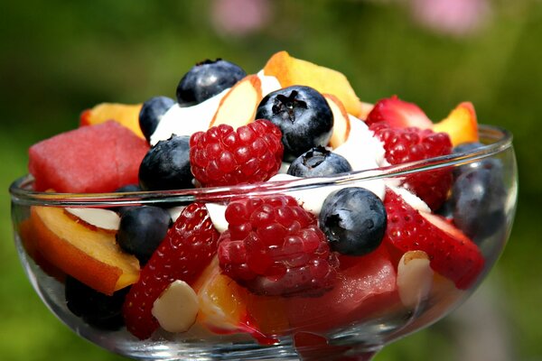 Ensalada de frutas y bayas en un jarrón